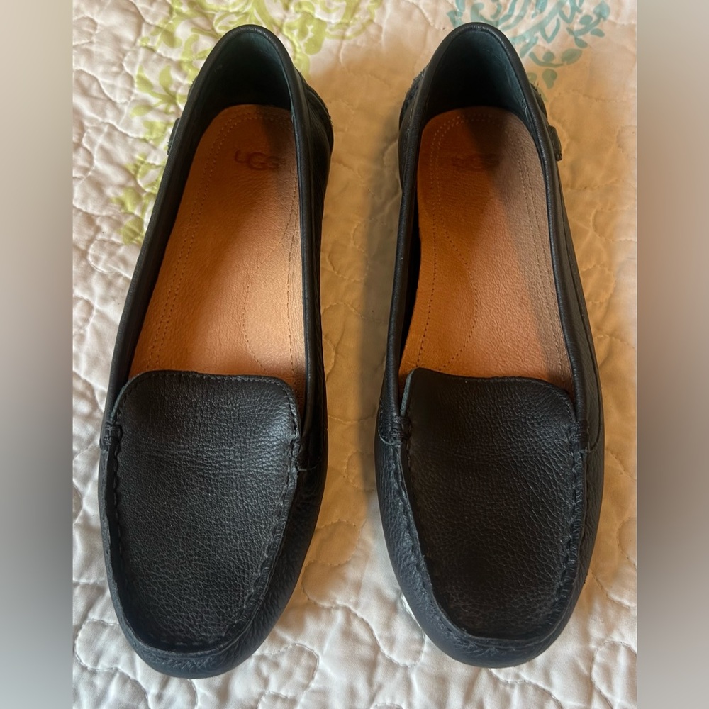 UGG Women's Black ‘Flores’ Leather Slip-On Loafers, size 8.